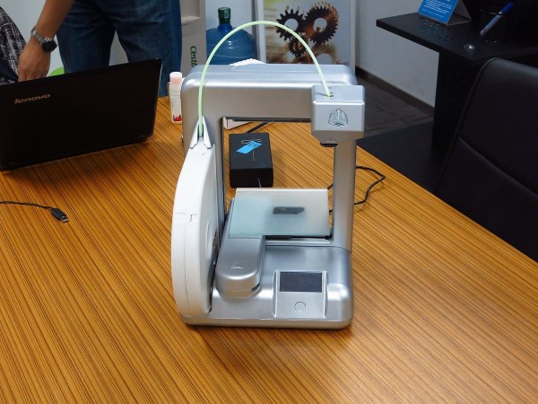 第四代3D打印机Replicator 2