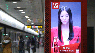 地铁互动 沙宣广告让刘雯头发飞起来