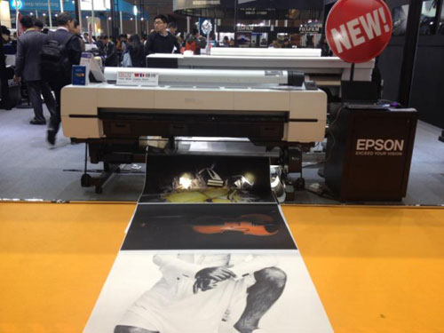 Epson SureColor P20080大幅面喷墨打印机正在输出影像作品