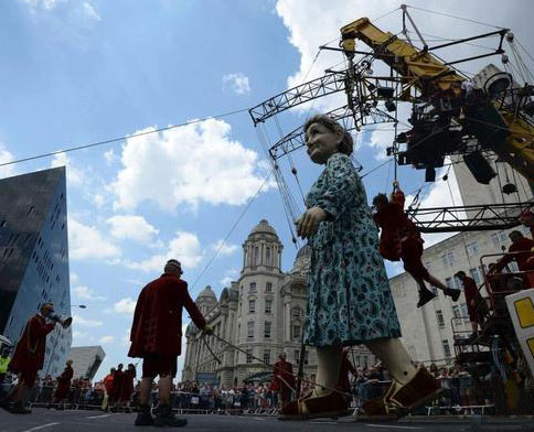 一个老奶奶木偶走过英国利物浦街头。这是第一次世界大战100周年纪念活动的一部分