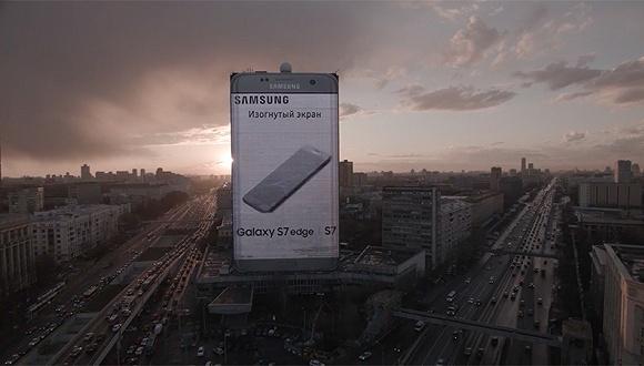三星在俄罗斯打出巨型户外广告，把一栋楼变成S7Edge