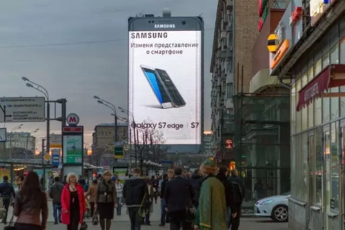 俄罗斯莫斯科Sokol办公楼的“Galaxy S7 Edge”广告墙