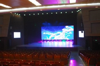 深圳博伦特光电—室内全彩表贴三合一LED显示屏