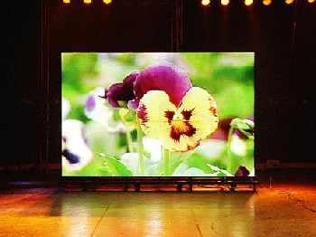 深圳博伦特光电—室内全彩表贴三拼一LED显示屏