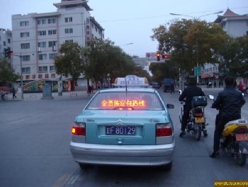 出租车载屏出租车顶灯LED灯箱报警屏